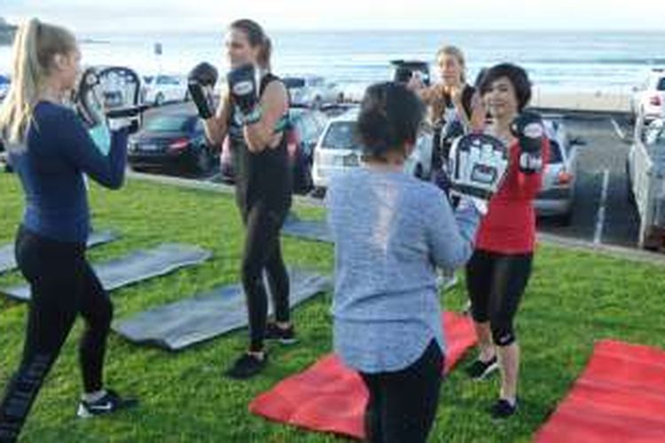 Berlatih boxilates, perpaduan boxing dan pilates, di Pantai Bondi, Sydney, Australia, bersama tim dari Paper Tiger Wellness.
