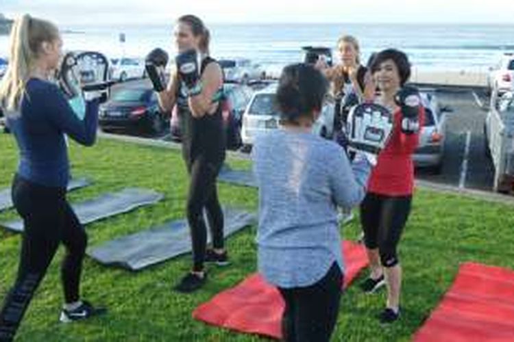 Berlatih Boxilates Paduan Boxing dan Pilates di Pantai Bondi