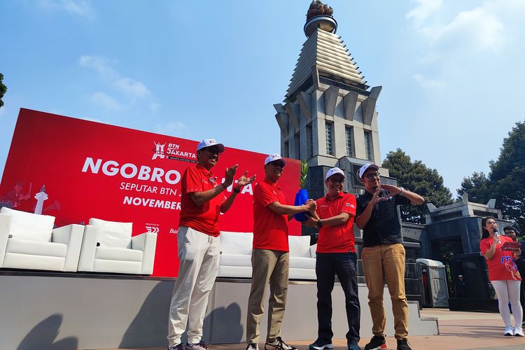 Pj Gubernur Heru Budi (kanan) saat menghadiri talkshow BTN Jakarta Run 2023 di Gelora Bung Karno, Minggu (8/10/2023). 