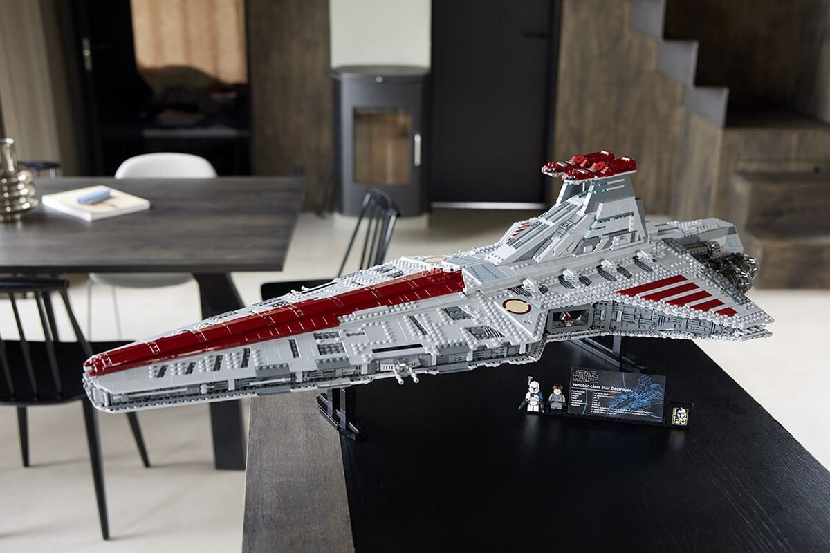 Ultimate Collector Series (UCS) Venator-Class Republic Attack Cruiser dari Lego