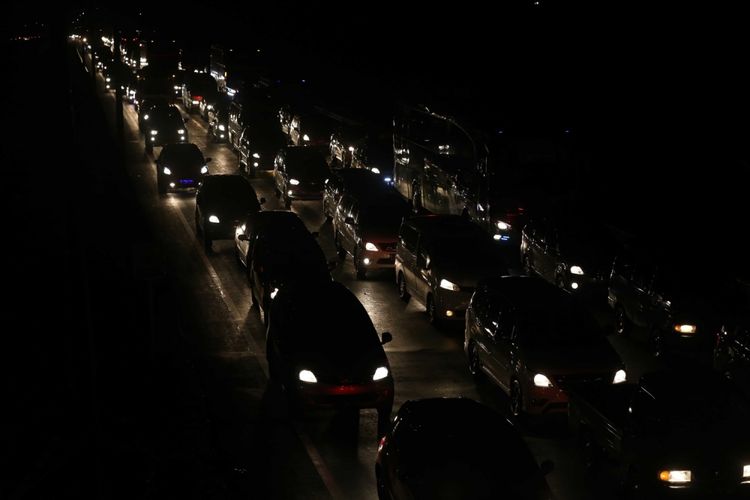 Kendaraan pemudik melintas di Tol Palimanan-Kanci, Cirebon, Jawa Tengah, Jumat (23/6/2017). Kondisi arus lalu lintas di Tol Palimanan-Kanci secara umum di seluruh jalur mudik terpantau ramai lancar.