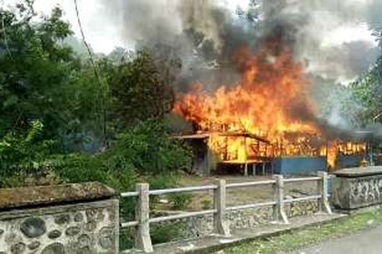 Kecewa Pelaku Mutilasi Belum Tertangkap Warga Bakar Rumah.