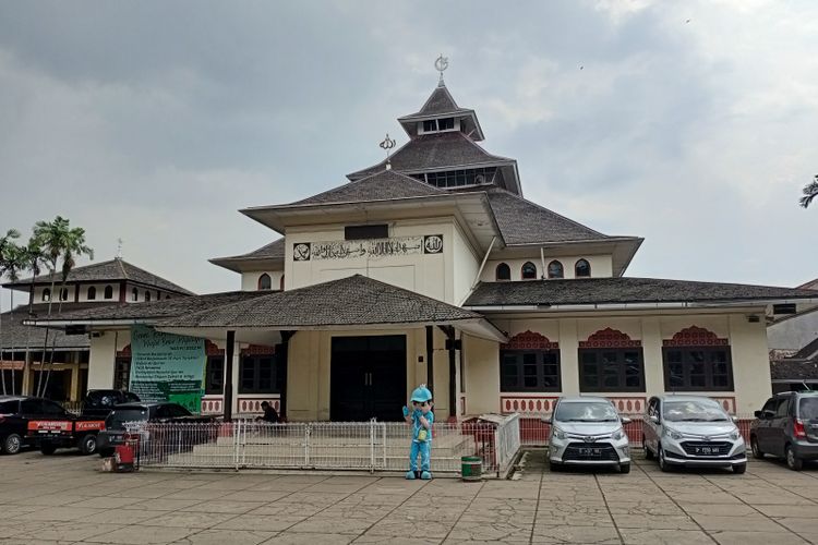 Masjid Besar Majalaya yang berlokasi di Jalan Masjid Agung Nomor 13, Kecamatan Majalaya, Kabupaten Bandung, dipercaya sebagai masjid tertua di Majalaya.