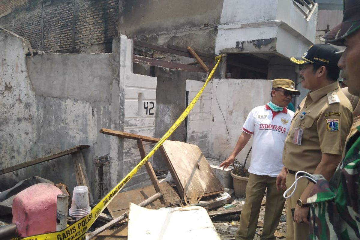 Wakil Walikota Jakarta Barat, M. Zen saat meninjau lokasi kebakaran di Kelurahan Maphar, Tamansari Jakarta Barat, Selasa (8/10/2019)