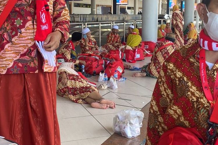 Sebanyak 63 jamaah umrah gagal berangkat ke tanah suci hingga terlantar di Bandara Juanda, Sidoarjo, Jawa Timur, Swnin (26/9/2022).