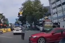 Kesal Diberi Recehan, "Pak Ogah" di Penjaringan Lemparkan Uang Koin ke Mobil
