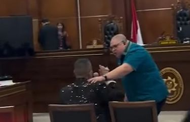 Suasana sidang kasus pencemaran nama baik di Pengadilan Negeri Jakarta Utara, Kamis (6/2/2025), berubah tegang saat terdakwa, Razman Arif Nasution tiba-tiba mengamuk dan mendekati Hotman Paris.