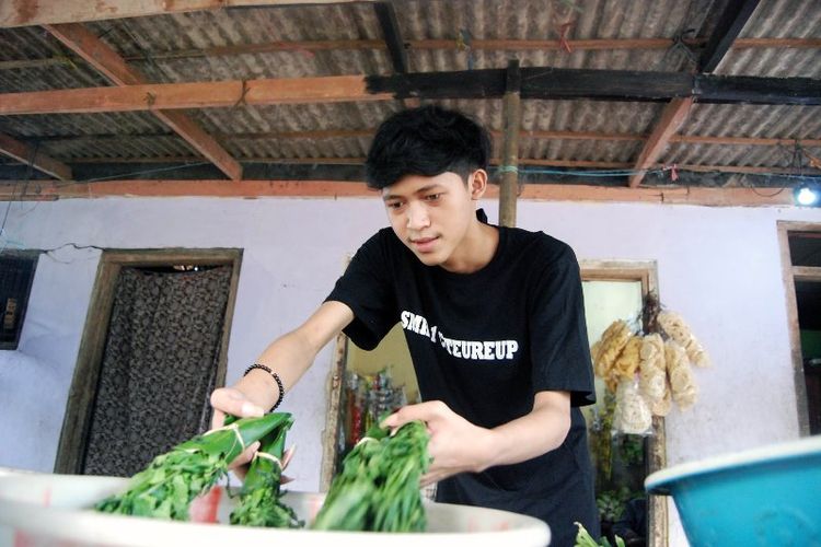 Muhammad Yusuf Permana (19) saat merapihkan dagangan sayur milik bibinya di rumahnya di Kampung Leuwi Jambe, Desa Kadumangu, Kecamatan Babakan Madang, Kabupaten Bogor.