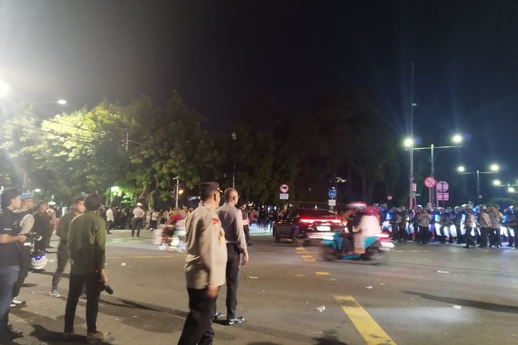 Kemdaraan kembali melintas di Jalan HOS Tjokroaminoto, Menteng, Jakarta Pusat, usai acara penetapan hasil Pilpres 2024 di KPU RI, Rabu (20/3/2024) malam.