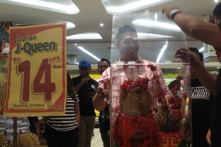 Durian J-Queen dengan harga Rp 14 juta per butir sedang dipajangkan kembali setelah sebelumnya dua butir durian sama laku terjual di Plaza Asia, Kota Tasikmalaya, Sabtu (26/1/2019).