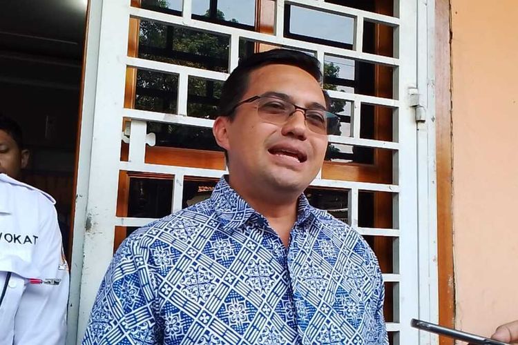 Calon bupati Bandung nomor urut 1 Sahrul Gunawan saat memberikan penjelasan terkait pemanggilan dirinya ke kantor Bawaslu Kabupaten Bandung, di Soreang, Selasa (15/10/2024).