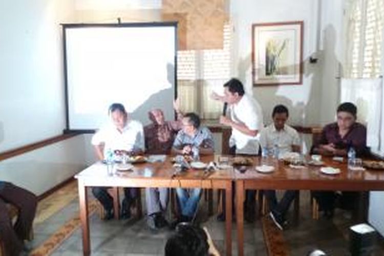 Politisi Partai Partai Pembangunan (PPP) Kivlan Zen yang juga mantan Kakostrad saat beradu mulut dengan politisi Partai Nasdem, Taufik Basari dalam sebuah diskusi di Jakarta, Selasa (6/5/2014).