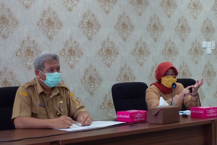 Juru bicara gugus tugas percepatan dan pencegahan Covid-19 Sukoharjo, Gani Suharto dan Kepala Dinas Kesehatan Kabupaten Sukoharjo, Yunia Wahdiyati dalam konferensi pers perkembangan Covid-19 di Sukoharjo, Jawa Tengah, Senin (6/4/2020).