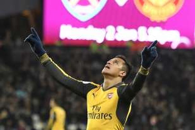 Penyerang Arsenal, Alexis Sanchez, melakukan selebrasi seusai mencetak gol ke gawang West Ham United, dalam laga Premier League di Stadion London, Sabtu (3/12/2016).