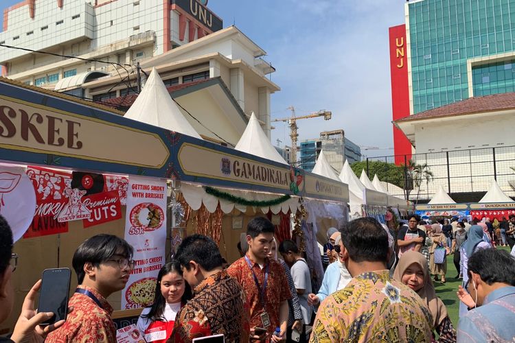 Siswa SMA Labschool Jakarta menjalankan kegiatan wirausaha Eldest 2023 Market Day dengan tema 'Satoe Hari di Batavia' yang diadakan di Jakarta, pada Jumat (15/12/2023).