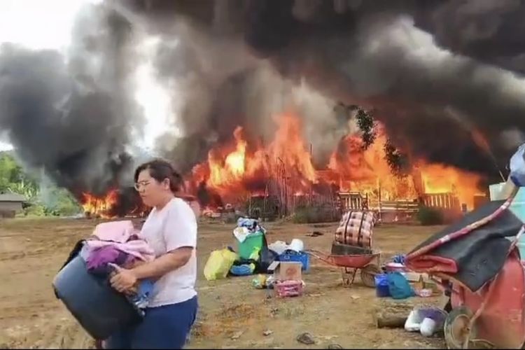 Kebakaran melanda kompleks Rumah Sakit Pratama Nawacita Data Dawai di Kecamatan Long Pahangai, Kabupaten Mahakam Ulu, Kalimantan Timur, Senin (27/10/2025). 