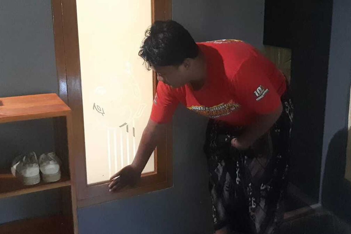 Pradana (23) pemilik rumah di Komplek Banjaran Village 2, Desa Neglasari, Kecamatan Banjaran, Kabupaten Bandung, Jawa Barat, saat menunjukkan jendela yang dirusak maling yang mencuri Handphone di rumahnya pada Jumat lalu
