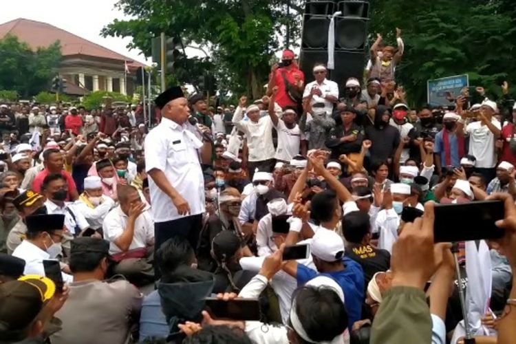 Bupati Lombok Timur Sukiman Azmi menemui seribuan massa aksi Jema'ah Almgfurlloh di depan kantornya meminta aparat menindak Ustad MQ yang ceramahnya diduga berisi ujaran kebencian, Rabu (5/1/2022).