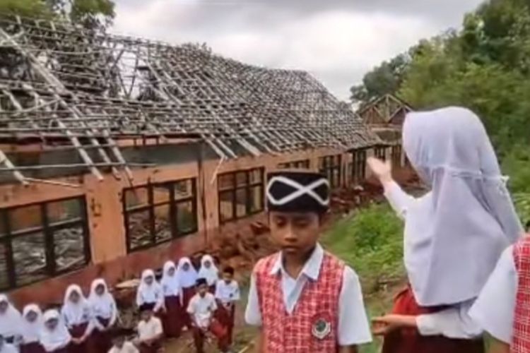 Para siswa dan siswi SDN Curugtelu, Desa Bojongsari, Kecamatan Culamega, Kabupaten Tasikmalaya, Jawa Barat, menunjukkan sekolahnya ambruk tak pernah diperbaiki dan dua tahun tak bisa dipakai belajar pada Rabu (15/10/2025).