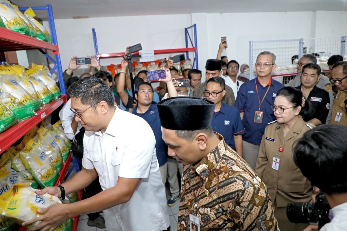 Wali Kota Semarang Agustina Wilujeng Pramestuti saat mendampingi Wakil Menteri Pertanian Sudaryono dan Wakil Gubernur Jawa Tengah Taj Yasin dalam tinjauan Operasi Pasar Bahan Pangan Pokok, Senin (10/3/2025).