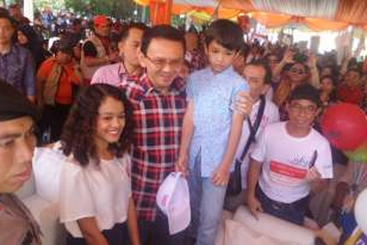 Ahok gendong dua anak Anies Baswedan saat deklarasi kampanye damai di Monas, Sabtu (29/10/2016)