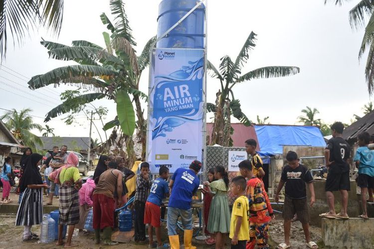 Warga korban bencana banjir Sumatera antusias menerima bantuan AquaTowers dari Starbucks dengan dukungan The Starbucks Foundation menggandeng Planet Water Foundation. 