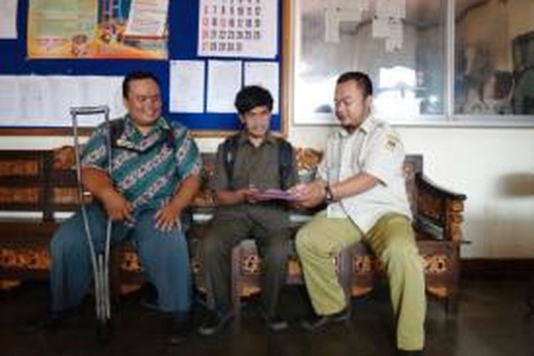 Dua orang perwakilan dari komunitas difabilitas Jember, Jawa Timur, saat mendaftar sebagai relawan demokrasi, ke Kantor KPU Kabupaten Jember, Rabu (30/10/13)