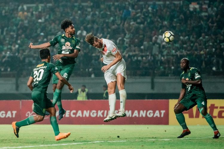 Bek Persebaya Surabaya, Fandry Imbiri saat mencetak gol ke gawang PSM Makassar pada lanjutan Liga 1 di Stadion Gekora Bung Tomo, 10 November 2018.