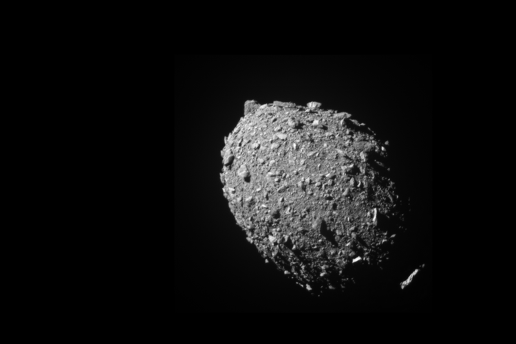 Penampakan asteroid Dimorphos berdiameter 160 meter yang menajdi target tumbukan pesawat luar angkasa NASA. Tumbukan ini merupakan bagian dari Uji Pengalihan Asteroid Ganda (Double Asteroid Redirection Test/DART) pada Senin (26/9/2022) sebagai demonstrasi teknologi pertahanan planet pertama di dunia.