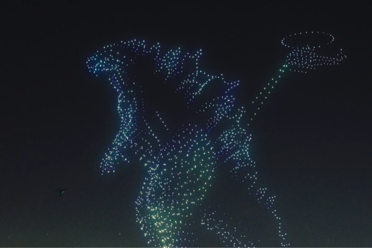 Pertunjukan drone Apple membentuk visual Godzilla raksasa di langit Los Angeles sebagai bagian dari promosi musim kedua serial Monarch: Legacy of Monsters. Sekitar 3.000 drone digunakan dalam atraksi tersebut.