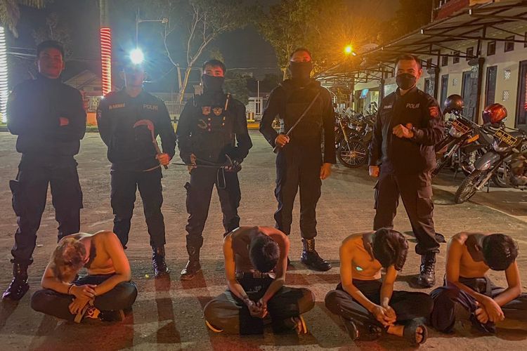 Belasan remaja bersepeda motor mengacungkan pelbagai senjata tajam di Bundaran Digulis Universitas Tanjungpura Pontianak, Kalimantan Barat (Kalbar) Minggu (28/1/2024) dini hari. Aksi tersebut membuat resah masyarakat dan melaporkannya kepada pihak kepolisian.