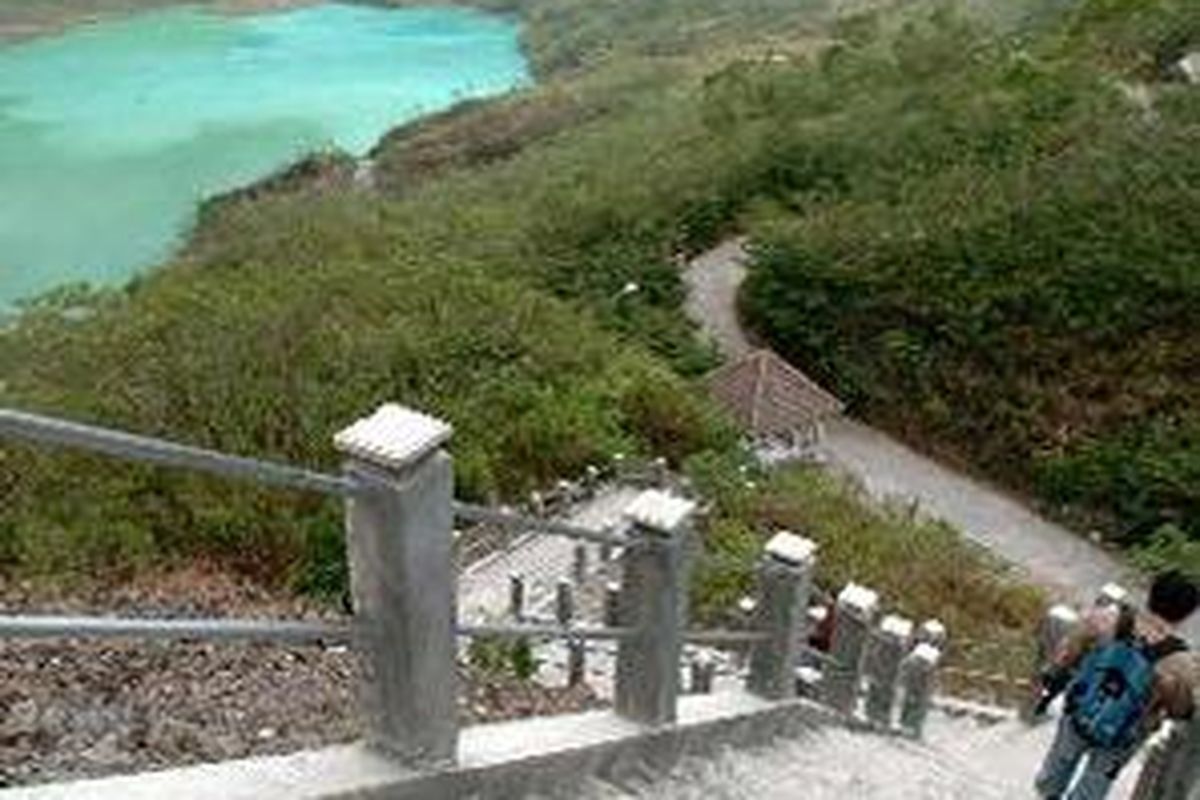 Aktivitas Gunung Kelud yang berada di perbatasan Kabupaten Kediri dan Kabupaten Blitar, Jawa Timur, dapat dipantau melalui warna danah kawah (kaldera). Pada saat normal air danau berwarna hijau. Sementara, jika air danau berwarna hijau keputih-putihan tandanya ada aktivitas pelepasan gas dari bawah kawah.