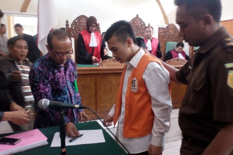 Restu Fauzi terdakwa pembunuhan dan persetubuhan terhadap Fahmi Nisa Nurbayani mahasiswa Akper Pemda Garut menandatangani berita acara sidang yang menyatakan menerima hasil putusan sidang
