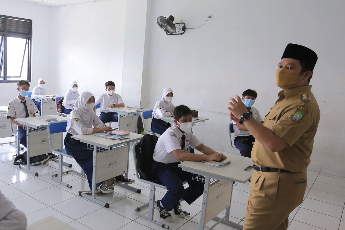 Wali Kota Tangerang Arief R Wismansyah saat meninjau pembelajaran tatap muka (PTM) di SMPN 25 Tangerang, Larangan, Kota Tangerang, Senin (13/9/2021). 