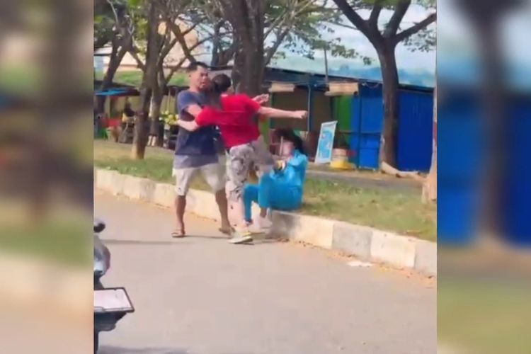 Sebuah video yang memperlihatkan seorang wanita di Kabupaten Muna, Sulawesi Tenggara, menendang seorang wanita yang sudah duduk ditepi jalan viral di media sosial, Jumat (24/2/2023).