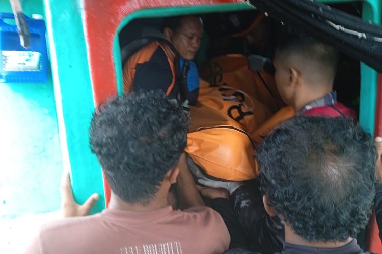 Tim SAR gabungan mengevakuasi seorang Anak Buah Kapal (ABK) ditemukan tewas tenggelam di Perairan Ndondo, Kabupaten Ende, Minggu (17/3/2024).