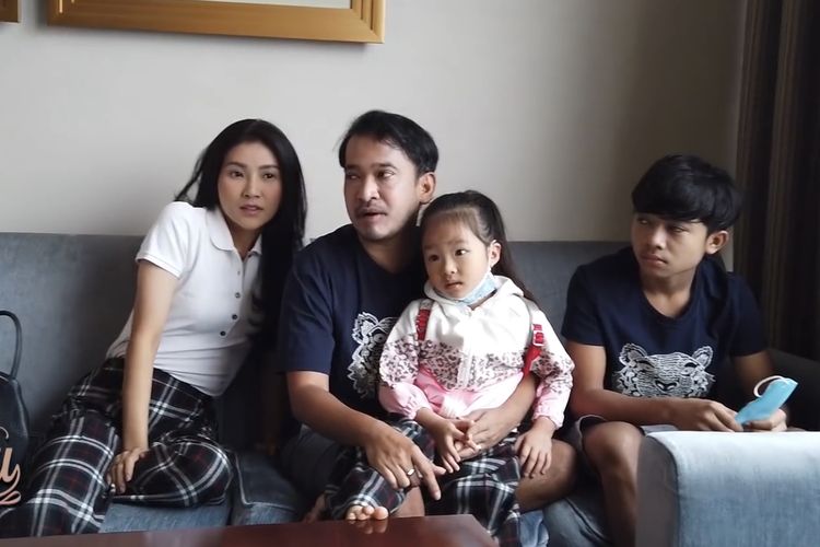 Ruben Onsu dan keluarganya berada di Bandung.  