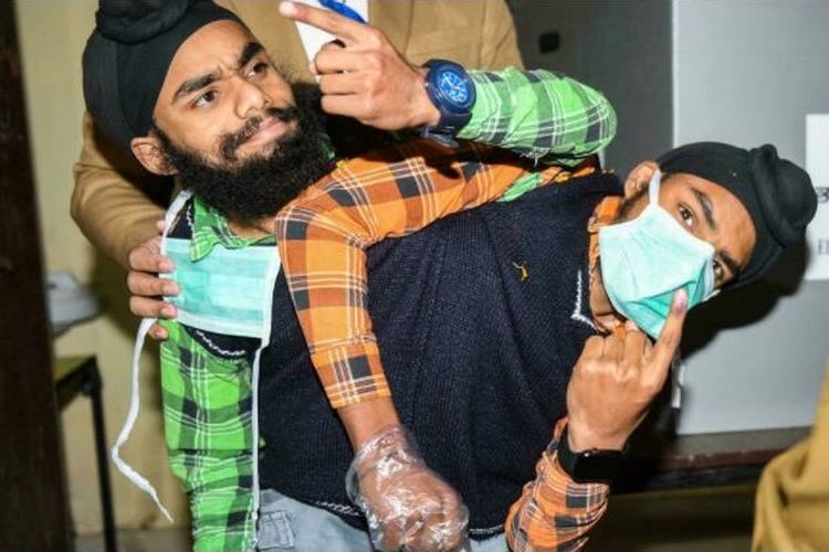 Pemuda kembar siam, Sohan dan Mohan Singh, 19, bergabung di pinggul dan berbagi beberapa organ serta kaki. Dia baru memberikan suara dalam pemilu yang diadakan di India utara, Minggu (20/2/2022).