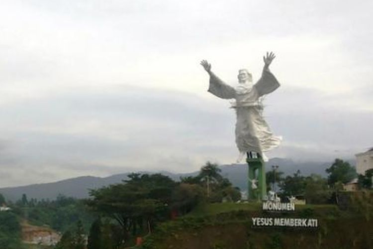 Monumen Yesus Memberkati ini telah menjadi destinasi wisata religi di Provinsi Sulawesi Utara. 