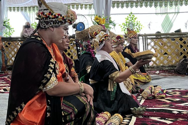 Komunitas bissu menggelar tari Sere Bissu Maggiri pada sebuah acara pernikahan adat di Soppeng, Sulawesi Selatan, Minggu (17/7/2022).