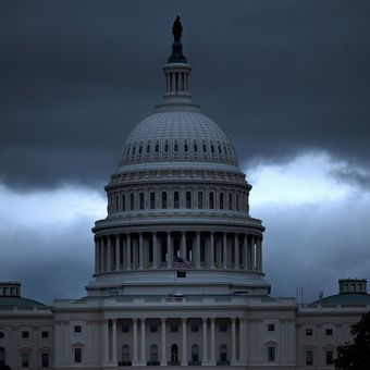 Gedung Capitol Amerika Serikat saat diguyur hujan pada hari kedelapan government shutdown, di Washington DC, 8 Oktober 2025.