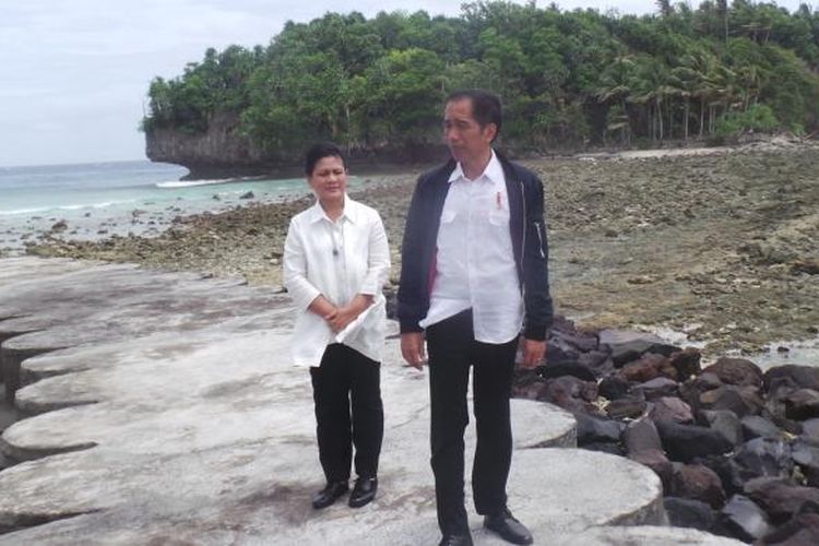 Presiden Joko Widodo dan Ibu Negara Iriana di pinggir pantai Miangas, Rabu (19/10/2016).