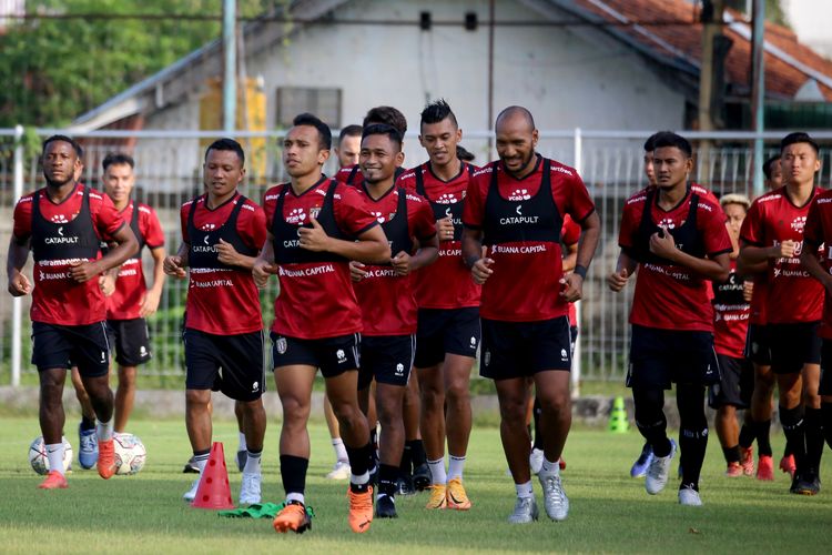 Pemain Bali United latihan perdana untuk persiapan Piala AFC 2021 dan Liga 1 2022 di Lapangan Gelora Samudera Kuta, Selasa (10/5/2022) sore.
