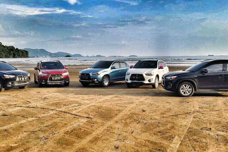 Rombongan Mitsubishi Outlander Sport Indonesia (MitOSI) Jelajah Sumatera ke Bukittinggi berpose di pantai