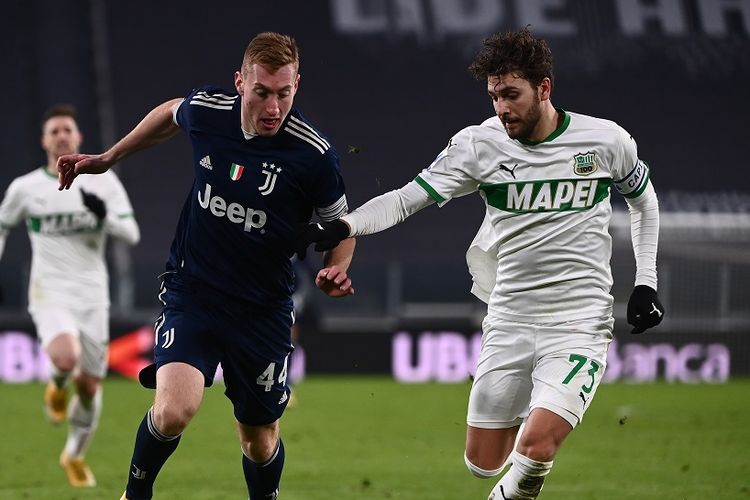 Pemain Juventus Dejan Kulusevski (kiri) berduel dengan gelandang Sassuolo, Manuel Locattelli, pada laga lanjutan pekan ke-17 Serie A di Stadion Allianz, Senin (11/1/2021) dini hari WIB.