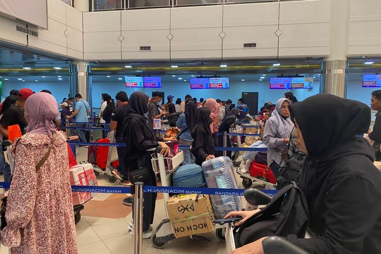 Memasuki H-4 Lebaran tahun 2023, Bandara Internasional Hang Nadim di Batam mencatat pergerakan penumpang per 18 April 2023 terus mengalami kenaikan. Bahkan 17 April 2023 kemarin tercatat jumlah penumpang sudah diangka hampir 14 ribu pemudik. Tidak saja penumpang, kargo juga mengalami kenaikan sebesar 122.104 kilogram atau naik 68.0 persen.