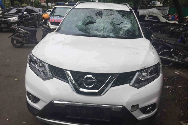 Mobil merek Nissan Xtrail dirusak sekelompok pengenudi ojek online di Underpass Senen, Jakarta Pusat, pada Rabu (28/2/2018).