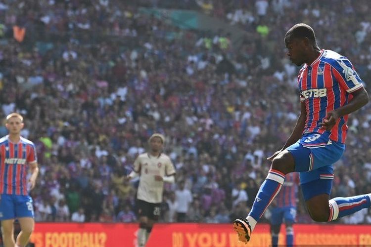 Tyrick Mitchell (kanan) menembak bola dalam pertandingan FA Community Shield antara Crystal Palace vs Liverpool di Stadion Wembley, di London pada 10 Agustus 2025. (Foto oleh Glyn KIRK / AFP)