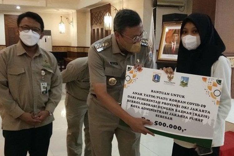 Sebanyak 297 anak yatim dan piatu korban Covid-19 mendapatkan santunan uang tunai masing-masing sebesar Rp 500.000 dari Baznas, Senin (22/11/2021).