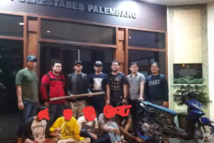 Enam Anak Baru Gede (ABG) yang ditangkap oleh tim Anti Bandit (Tekab)134 Polrestabes Palembang,lantaran telah melakukan aksi begal dengan modus tawuran, Selasa (4/2/2020). Akibat kejadian tersebut, korban mengalami luka lebam akibat dipukuli oleh para tersangka.